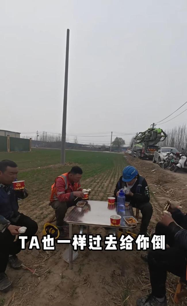 小伙卖卤肉饭被同行强行倒菜驱赶 工地食堂垄断争议引发关注
