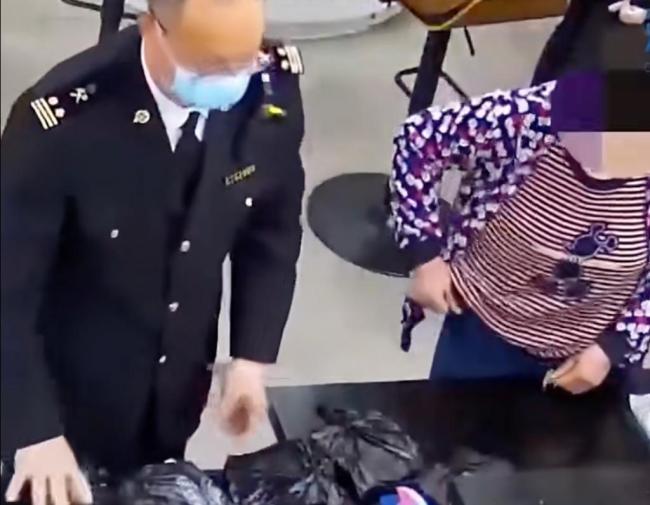 澳门女子藏现金出境被查