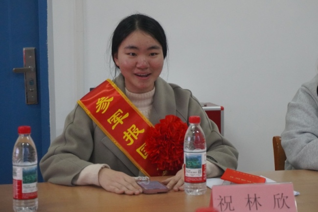 研一女生独自参加入伍欢送会 青春赴戎装