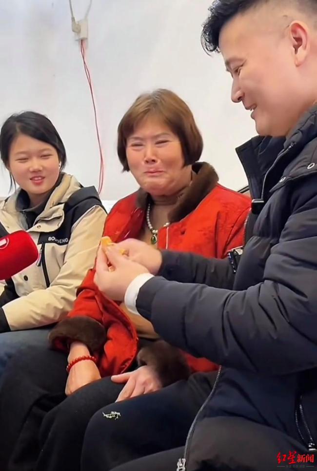 男子三岁被拐35年后带妻儿回家认亲，母亲哭成泪人 半生牵挂终团圆