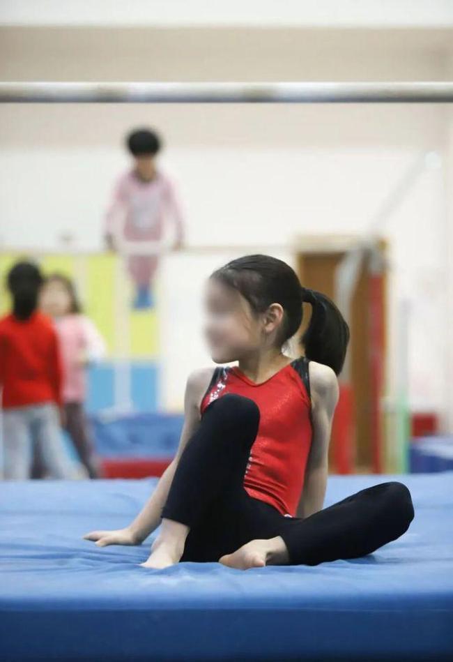 13岁坠楼运动员被教练多次当众打脸 体操梦碎背后的痛苦真相