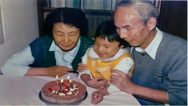 申城微雨送于漪！首届学生年近9旬，从北京坐高铁来和老师道别 师恩难忘跨越千里