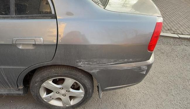 女子剐蹭无牌车后报警寻主牵出案中案