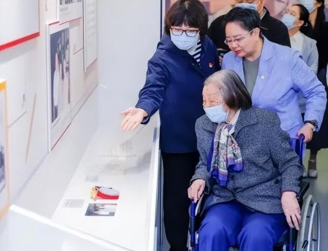 申城微雨送于漪！首届学生年近9旬，从北京坐高铁来和老师道别 师恩难忘跨越千里