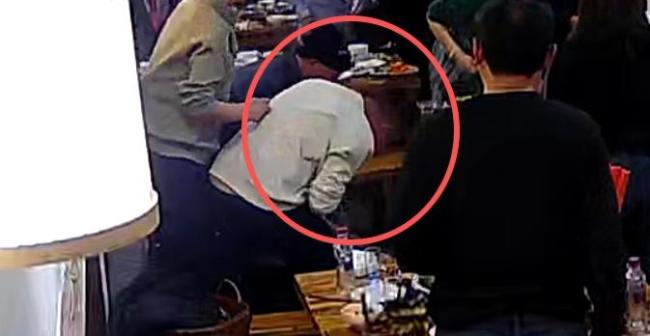 女子异物卡喉窒息好心人救援 爱心接力挽救生命