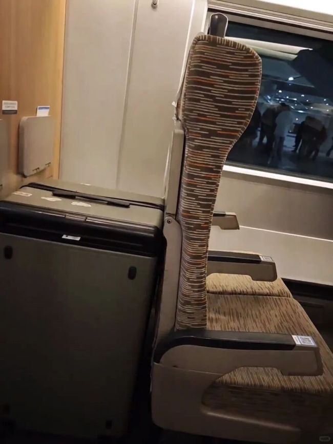 高铁末排被行李卡占乘车端坐6小时