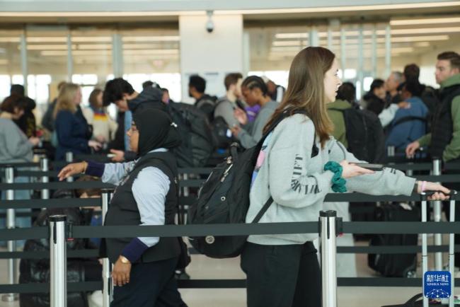 美国机场大排长队 安检人员短缺所致