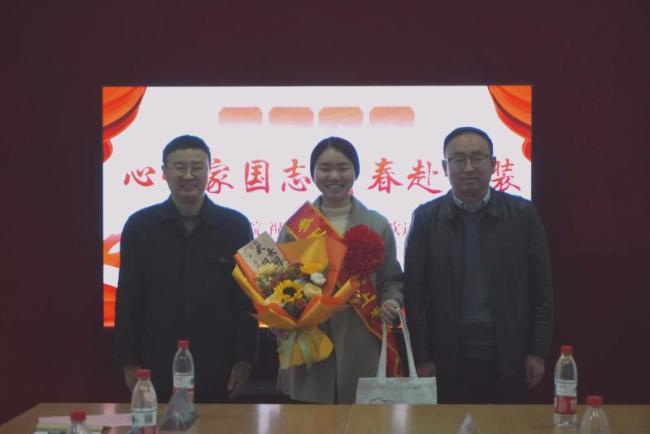 研一女生独自参加入伍欢送会 青春赴戎装