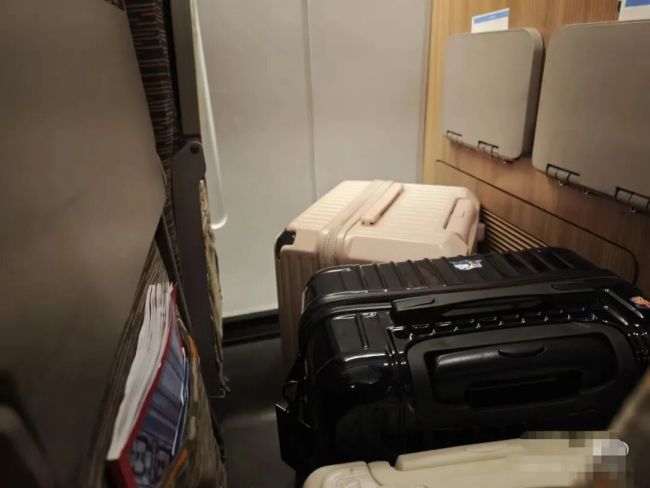 高铁末排被行李挤占 乘客端坐6小时 引发权益热议