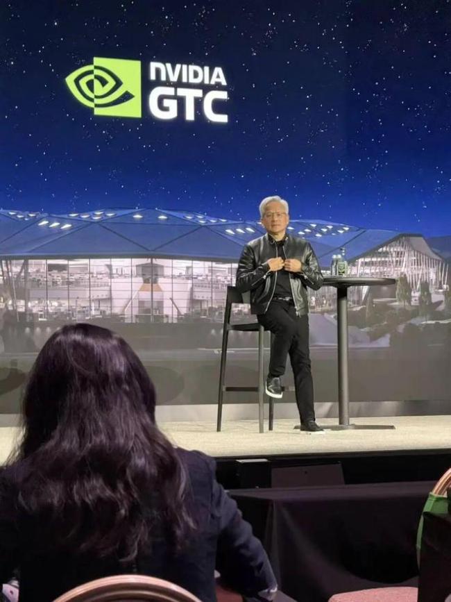 黄仁勋称AI不会让人失业而是更忙碌 工作反馈加速