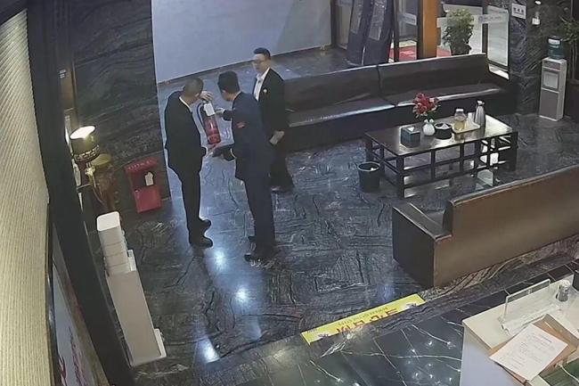 男子冒充消防员检查被拘 虚荣心引发闹剧