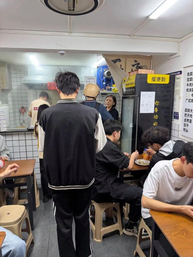 老板称5元水饺店每天能赚1千元 实惠价格吸引顾客