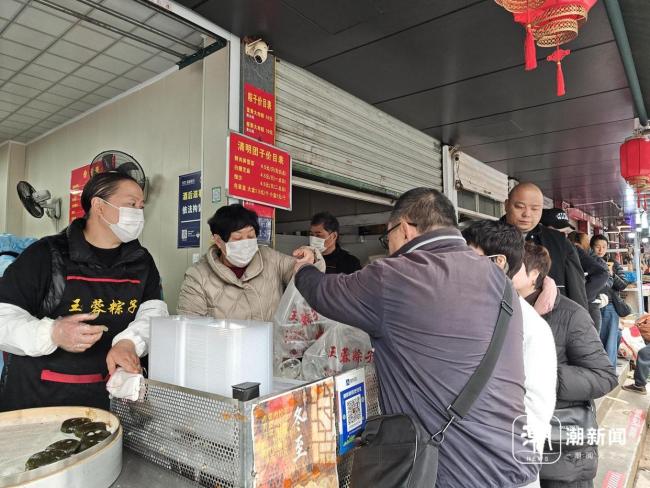 杭州一家店每天卖6000个青团 艾草香飘春日滋味