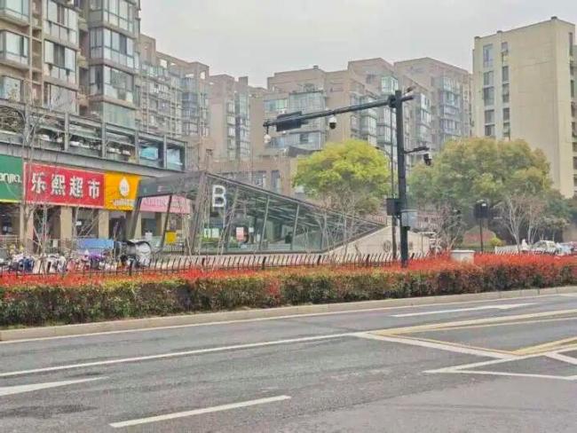 杭州全城寻找救摔倒阿姨的外卖小哥 好心人你在哪？