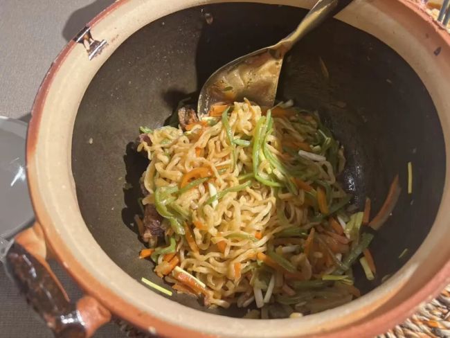 贾国龙砂锅焖面人均约50元 西贝新品牌亮相