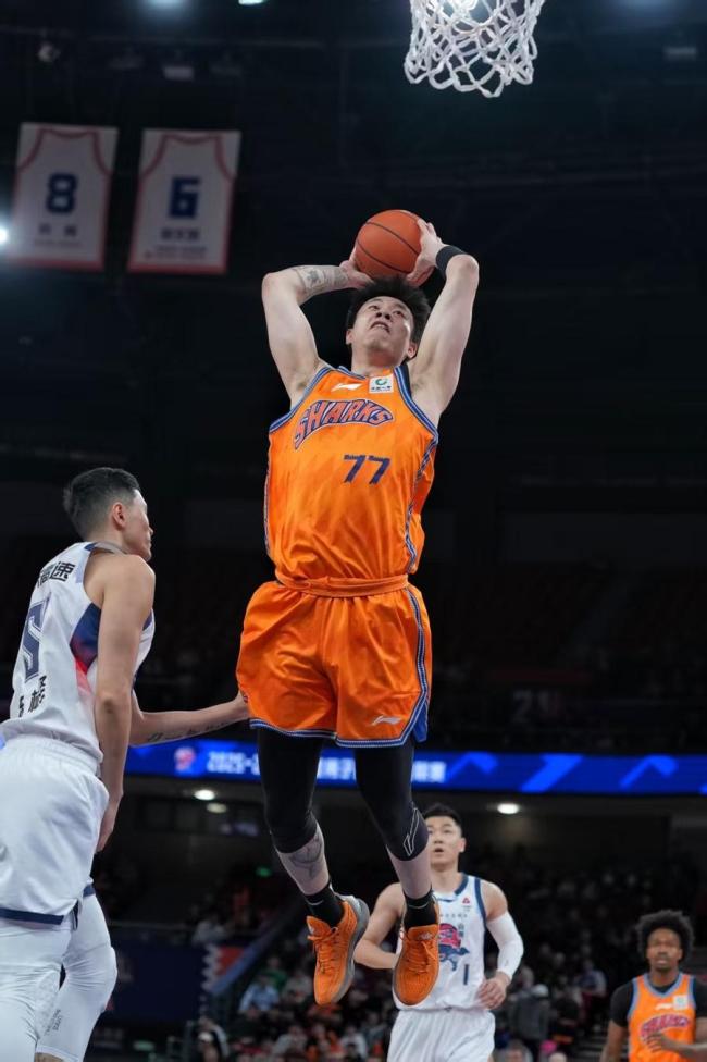 上海久事男篮主场战胜山东队 勇夺八连胜