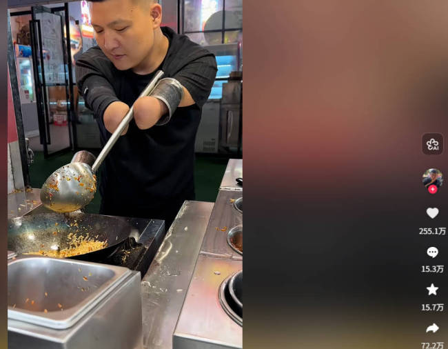 35岁无臂单亲爸爸卖炒饭还百万债