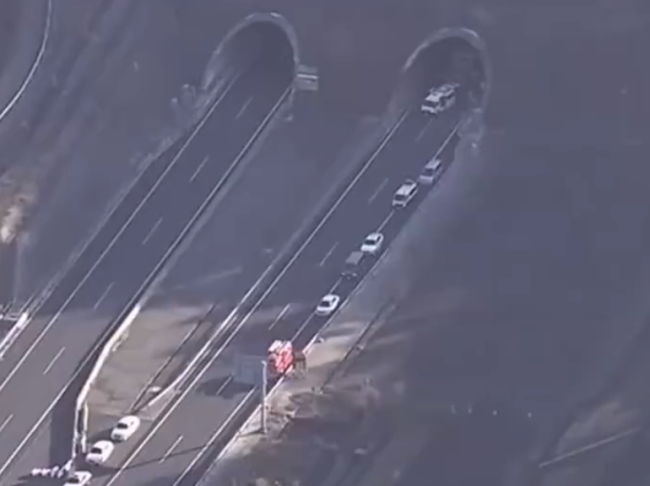 日本一隧道发生连环相撞事故 已致5人死亡