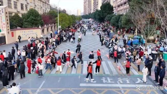 学校取消护学岗家长拍掌叫好 回归专业与本位