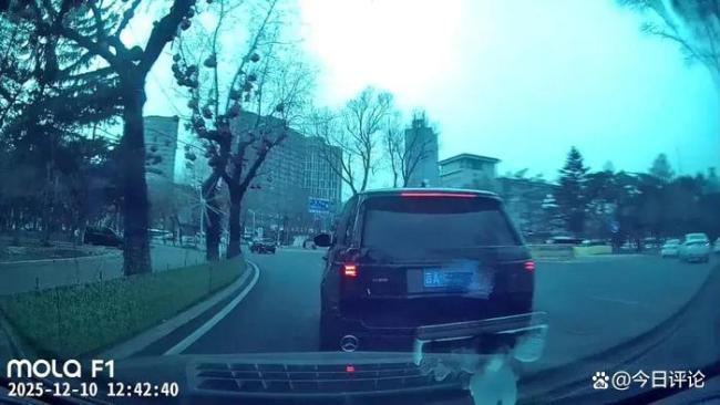 警方通报路虎恶意别停奔驰 车主被采取刑事强制措施
