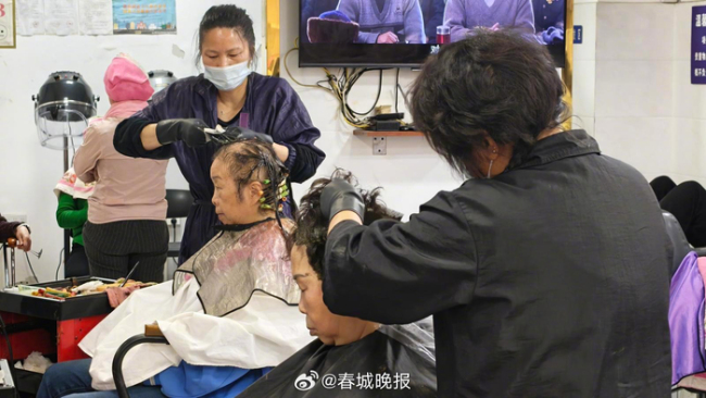 二月二理发师忙到抬不起头 市民扎堆讨彩头