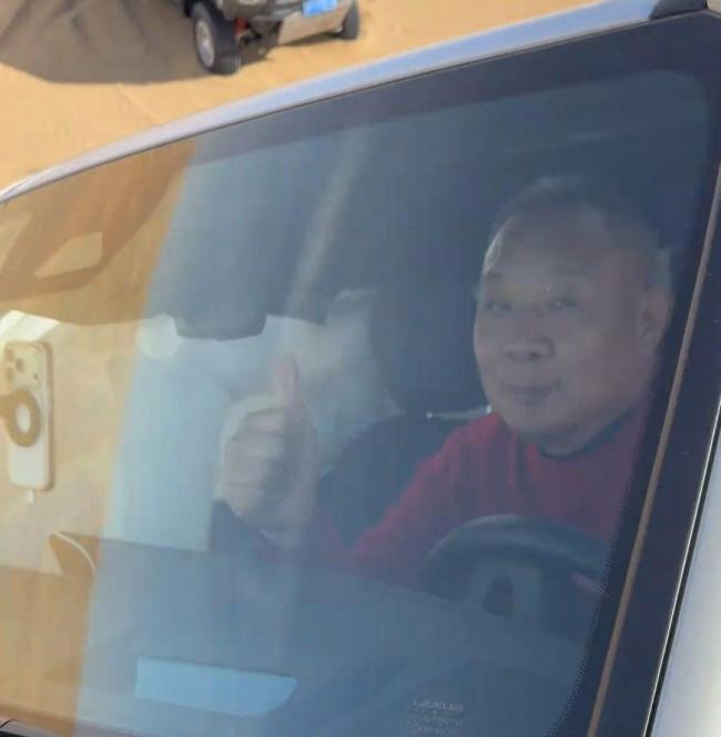 于东来带爱人沙漠越野时侧翻 虚惊一场平安无事