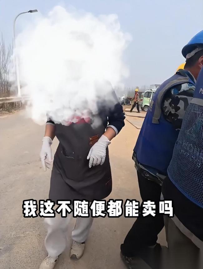 女子倒掉小伙卤肉称这是我的工地 摊贩冲突引发关注