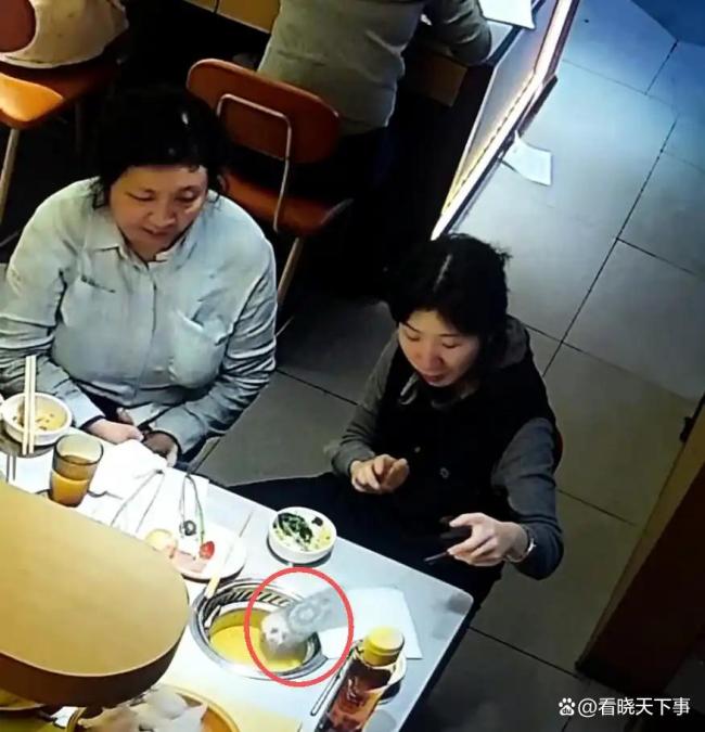 女子手机掉进火锅让店家赔偿 监控还原真相