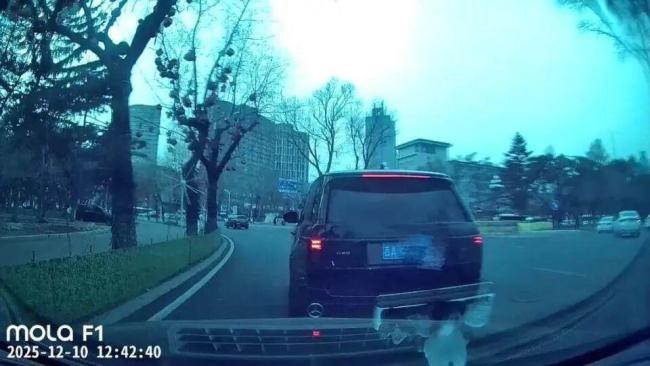 当地通报路虎别停奔驰致追尾 车主被采取刑事强制措施