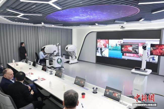 华西一天7台机器人远程手术 开创医疗新纪元