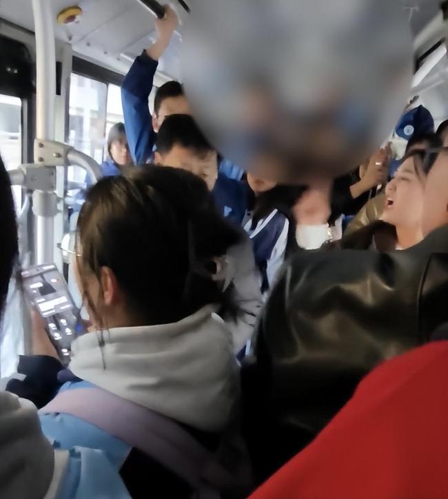 高中生制服公交车猥亵犯 警方通报 嫌疑人已被控制