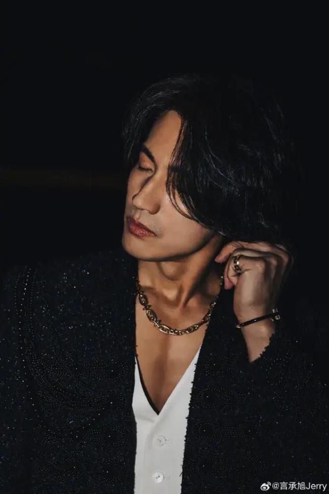 言承旭提词器 眼眶微微泛红 情绪指令引热议