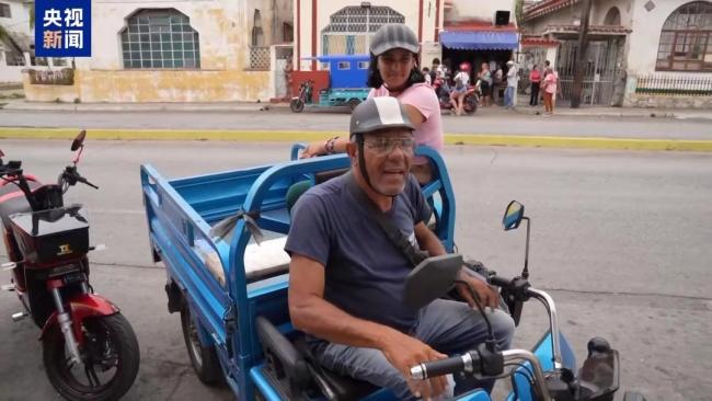 能源围困致古巴公共交通瘫痪 电动三轮车成新宠