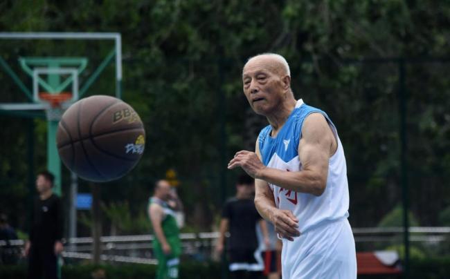 大爷高难度动作让围观年轻人自叹不如 民间高手展绝技