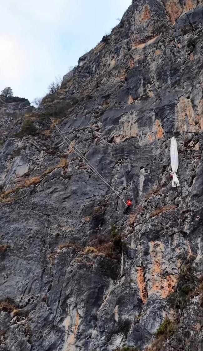 女子跳伞挂在150米高悬崖5小时获救 极限运动遇险记