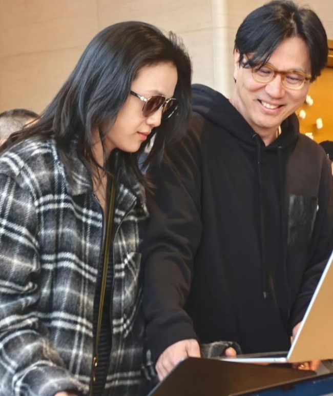 曝汤唯疑怀二胎 网友热议遮肚细节