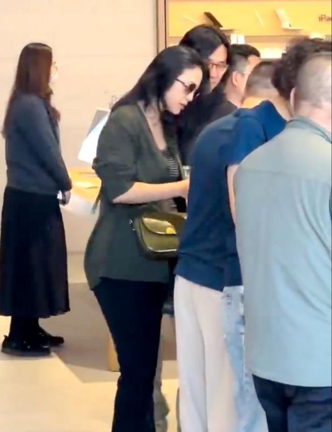 网友通过倪妮悄悄话分析出汤唯怀孕了 捂嘴说悄悄话暴露真相