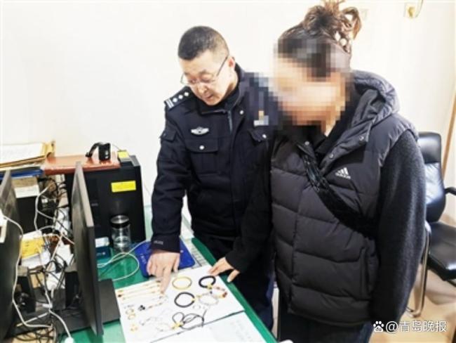 民警翻垃圾堆帮男子找回金手串