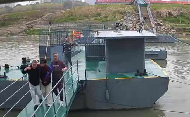 5名水上城管接力救回落水女子 11分钟生死救援