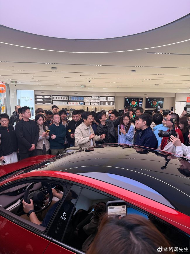 新SU7激发中国新能源车消费热 门店现场火爆