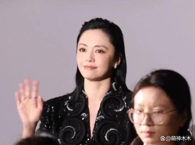 姚晨区别风云后初度公开亮相 颜料严肃引留情
