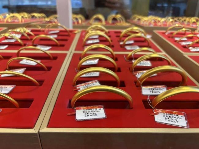 金价崩了,有人接连“抄底”,入手160克黄金后傻眼:“我一买就跌?”