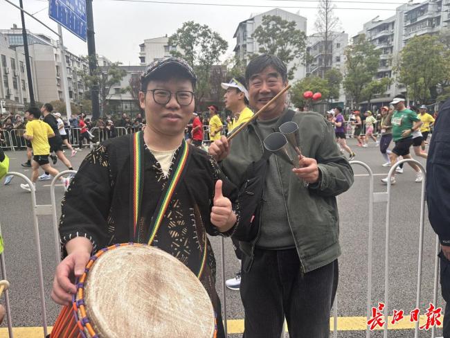 黄鹤楼下他们用音乐为汉马加油 乐章助威跑者
