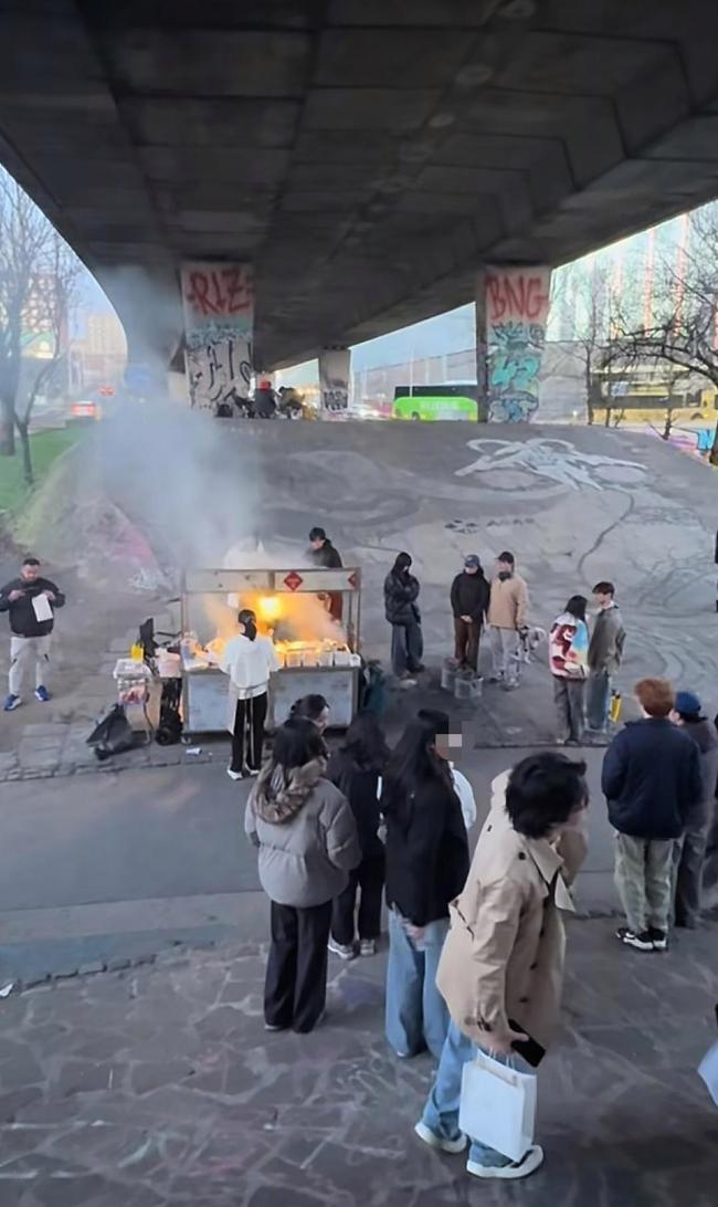 摊主回应在英国曼彻斯特卖烧烤