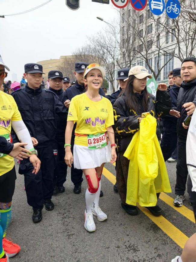 央视主持人朱迅现身汉马赛场 成功完赛半马笑容满面