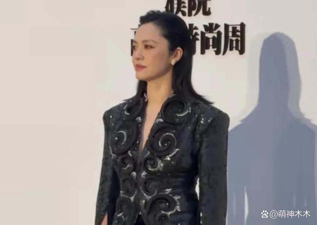 姚晨区别风云后初度公开亮相 颜料严肃引留情