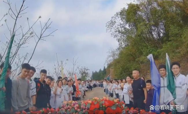 当婚车遇到春游的学生们 百子送福