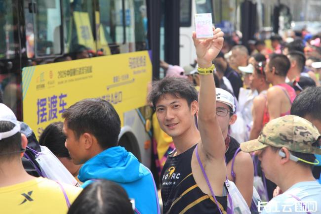 武汉公交摆渡专班全力护航汉马 温暖服务获赞誉