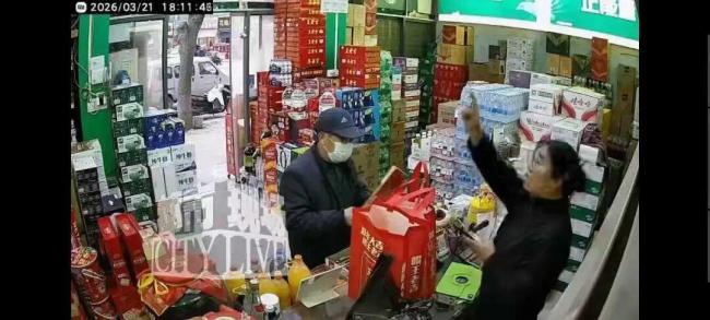店主识破老人“偷换香烟”骗局 警惕调包惯犯