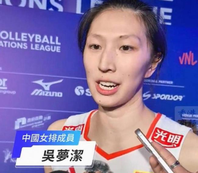 吴梦洁被球迷围住签名合影 真情实感点燃热爱